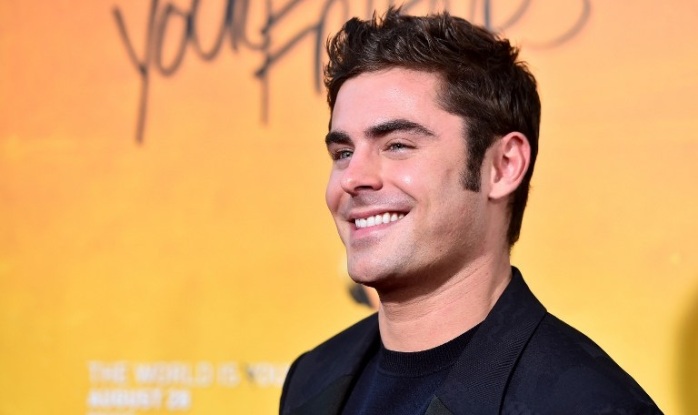 ¡Cubierto apenas con un peluche! El destapado baile de Zac Efron para su nuevo film