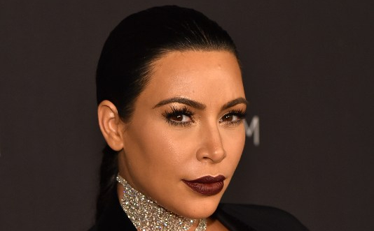 Kim Kardashian dejó en evidencia su embarazo con reveladora transparencia