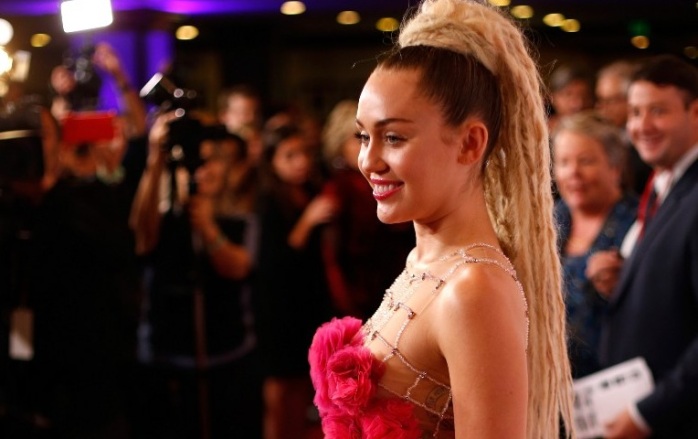 El tragicómico accidente que sufrió Miley Cyrus al encrespar sus pestañas