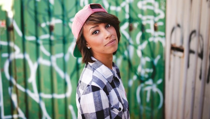 Joven tomó el metro descalza por una solidaria razón: Le dio sus zapatos a indigente