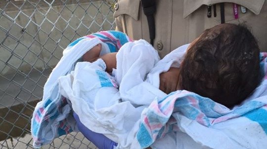 Rescatan a bebé que fue enterrada viva en EEUU: La policía busca a su madre