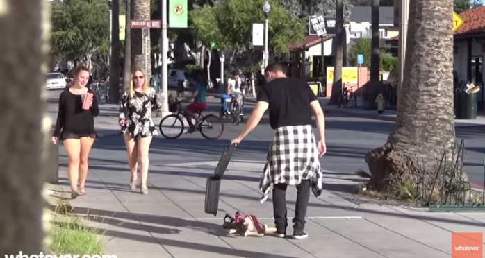 Youtubers ponen a prueba a peatones con atrevida broma sexual ¿Los ayudarías?