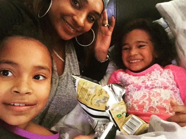 Natalia Perez junto a sus otras dos hijas | GoFundMe