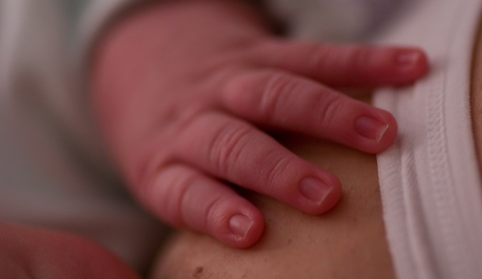 La foto de una madre amamantando junto a un Viejo Pascuero que encendió las redes sociales