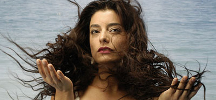 Actriz Daniela Lhorente posa desnuda para revista Viernes de La Segunda