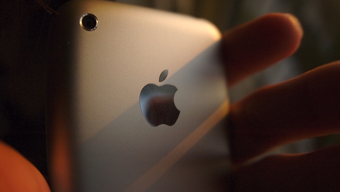 Se quedó dormida sobre su celular y despertó con estas horribles lesiones