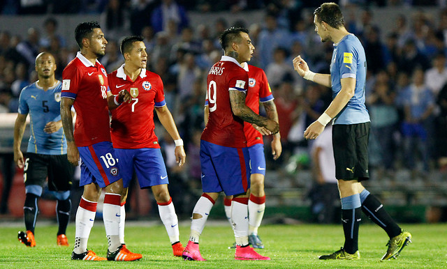 El gesto de Edu Vargas a los hinchas uruguayos que provocó críticas divididas en Twitter