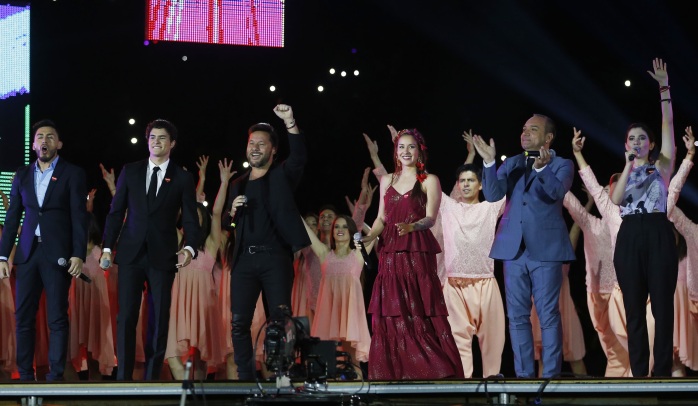 Denise Rosenthal y Augusto Schuster deslumbran en el show de cierre de la Teletón
