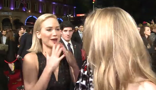 Beso entre Jennifer Lawrence y Natalie Dormer marcó avant premiere de 