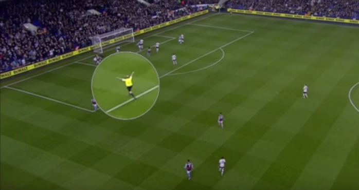 Insólito árbitro profesional celebra los goles de su equipo en plena cancha
