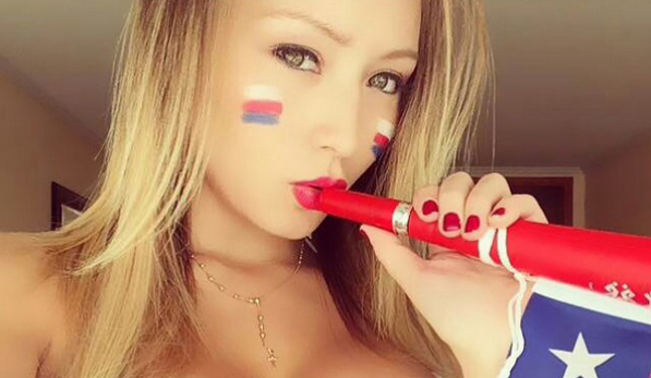 Daniella Chávez se quitó la ropa para apoyar a Chile contra Argentina