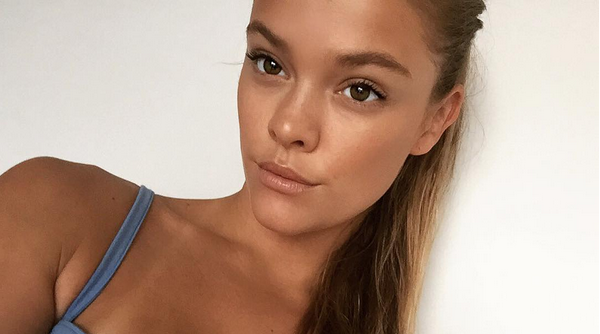 Sexy ángel de Victoria's Secret impacta con desnudo total en redes sociales