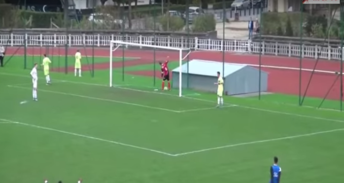 ¡Insólito! Jugador orinaba tranquilamente mientras su equipo marcaba un gol