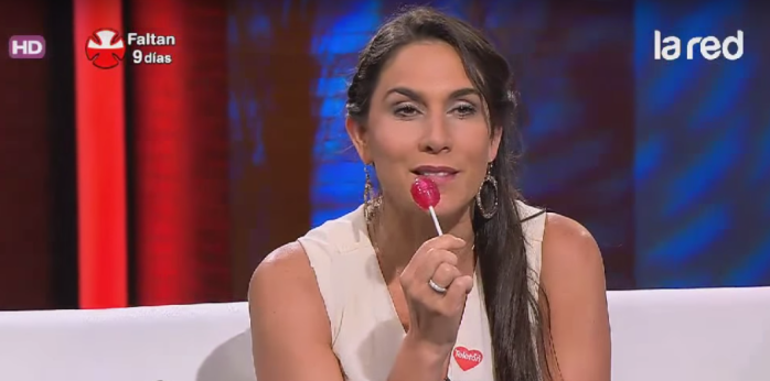 Mey Santamaría enciende el “Así Somos” jugueteando en cámara lenta con un chupete