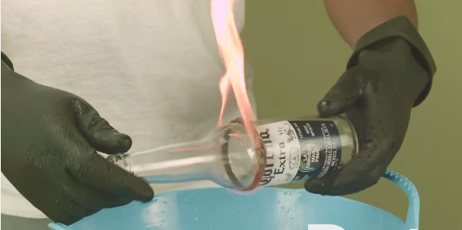 El sencillo método para fabricar vasos con las botellas que ya te bebiste