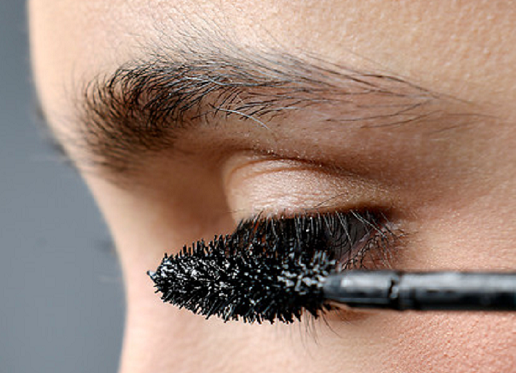 Los peligros de dormir con el maquillaje puesto, aunque sea ocasionalmente