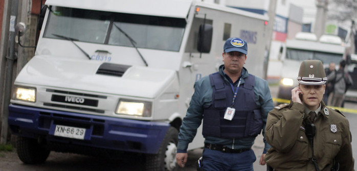 Honrados ciclistas entregan a Carabineros dinero que resbaló desde camión de valores