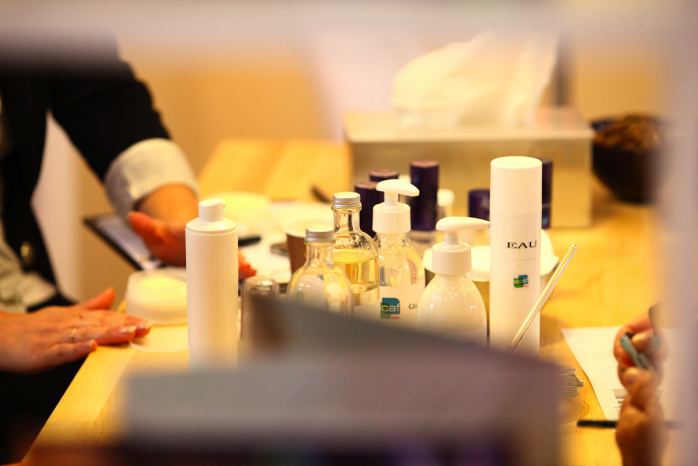 Dueña de salón de belleza inglés acabó presa por indignante post en Facebook