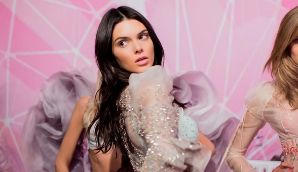 Kendall Jenner arrasa en Instagram con ardiente desnudo sobre un caballo