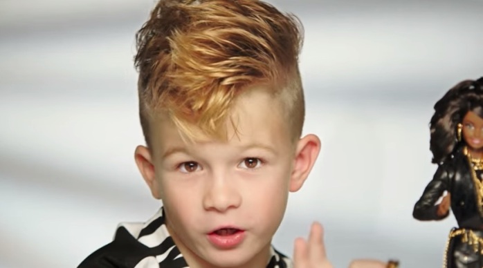 ¿Juego de niñas? Conoce al primer niño que actúa en un comercial de Barbie