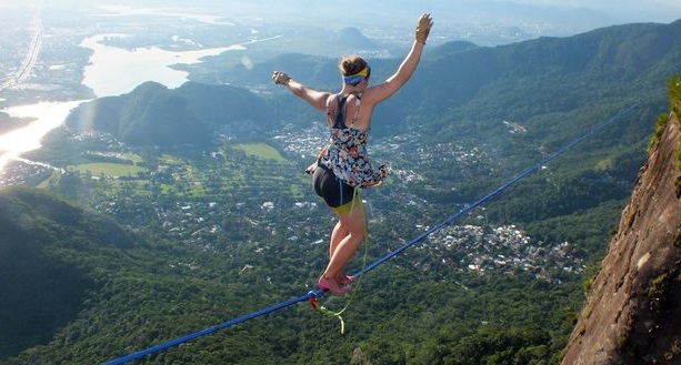 Desafío a la muerte: Joven cruzó la cuerda floja en tacos y a 840 metros de altura