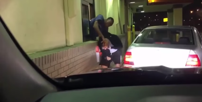 Cliente que escupió a trabajador de McDonald's recibió su merecido