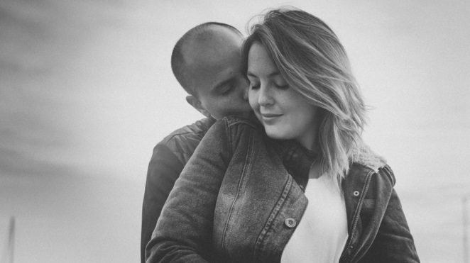 Apareció el novio fugitivo: Sorprenden a ex pareja de Chriss McMillan en aeropuerto