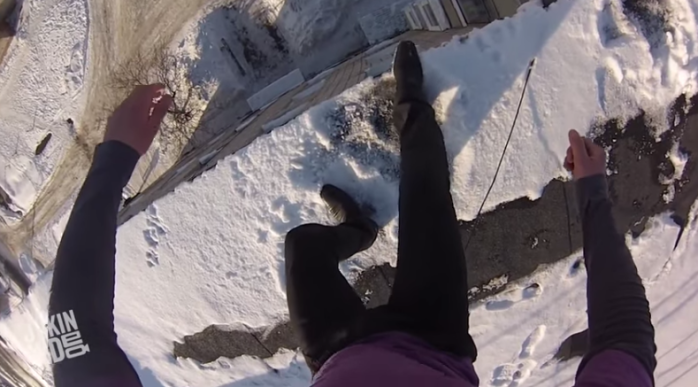 Joven ruso se graba saltando del último piso de un edificio: Así terminó