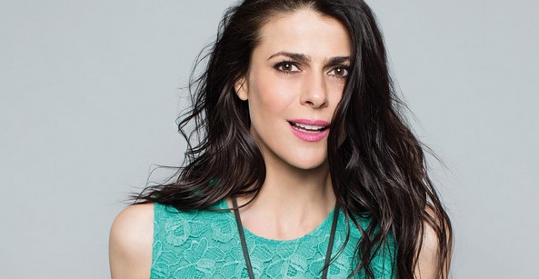 ¿Bonitas o exageradas? Tonka Tomicic sorprende con curiosas zapatillas platinadas