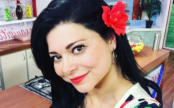 Antonella Ríos cautiva a sus fanáticos con ceñido y destapado traje de baño