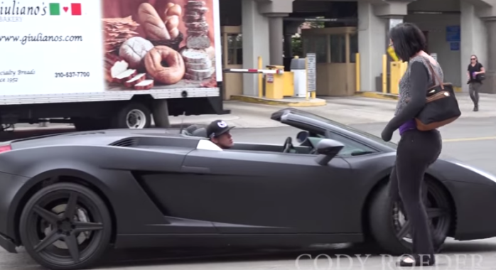 Experimento social: ¿Qué tan importante es el auto para obtener una cita?