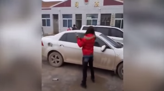 Mujer se venga de su novio infiel destrozando su auto: Así lo hizo