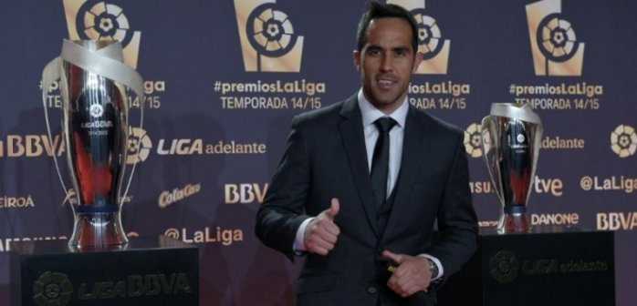 Claudio Bravo es premiado como el mejor portero de la Liga BBVA 2014-2015