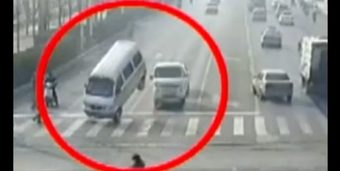 ¿Real? Video muestra a autos levitar al llegar a un semáforo en China