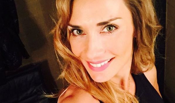 Carola de Moras vuelve a deslumbrar con ceñido vestido en los Grammy Latino