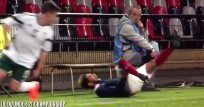 ¡Con la rodilla en la mano! Brutal lesión de futbolista estremece la red