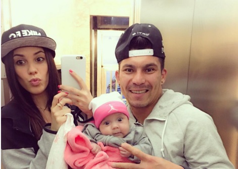 Papá chocho: Gary Medel comparte video de cómo hacer reír a su hija