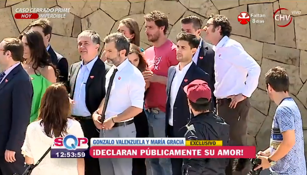 Sorprenden a protagonistas de Papá a la deriva a los besos en actividad de la Teletón