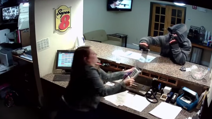 Recepcionista se vuelve viral tras impávida reacción ante un asalto armado