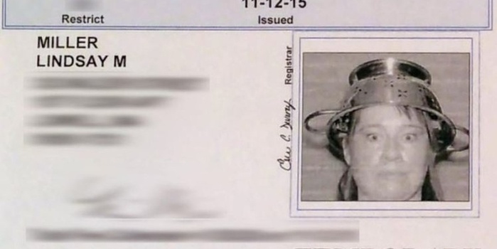 Mujer aparece con un colador en su licencia de conducir por insólita razón