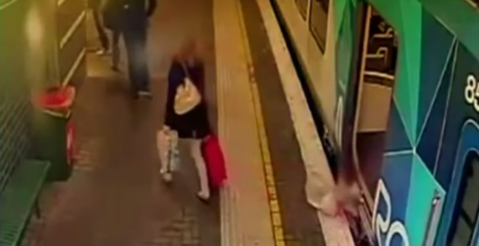 Aterrador: Niña cae a la vía férrea sin que su madre se de cuenta