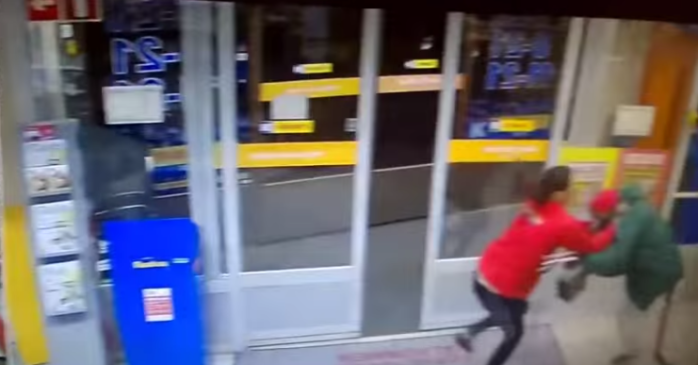 Valiente cajera logra impedir robo en tienda donde trabaja