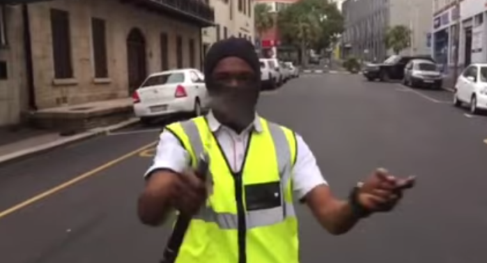 ¿Extremistas? Restaurant contrata a cuidador de autos experto en nunchaku