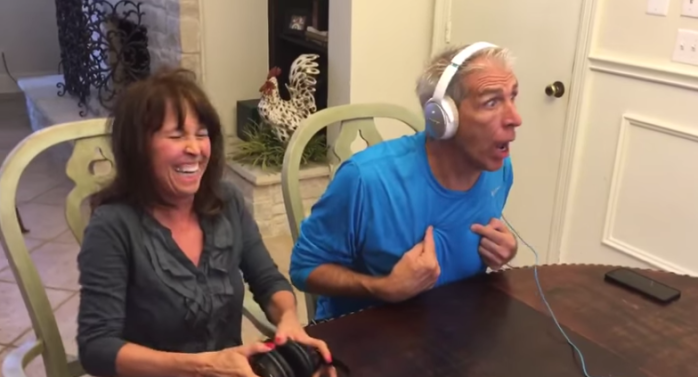 Sincera reacción de hombre al enterarse de que será abuelo enternece la red