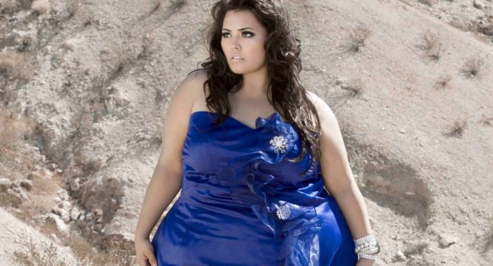 Modelo de talla grande bajó 90 kilos tras no poder entrar en asiento de avión