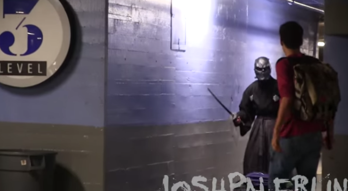 Samurái asesino que aterró a todo un edificio la rompe en la red