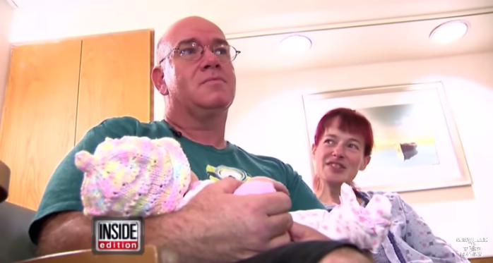 Mujer fue al médico por un dolor abdominal: Salió con un bebé en brazos