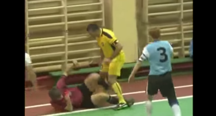 Jugador de futsal deja K.O. al árbitro del encuentro de un sólo golpe