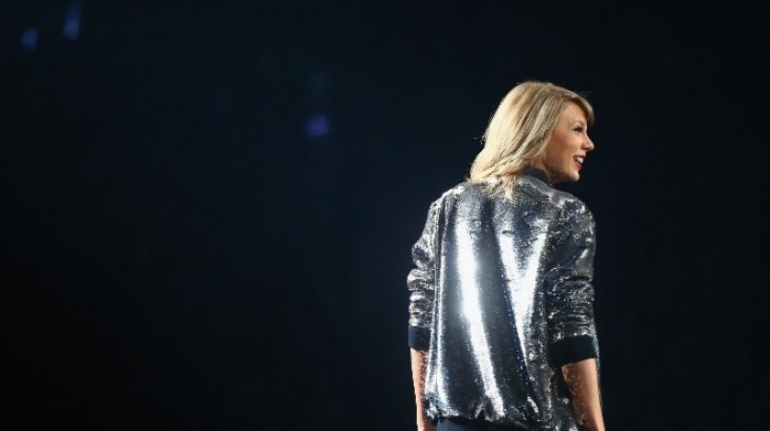 Taylor Swift sorprende a sus fans con foto sin maquillaje y vestida de elfo