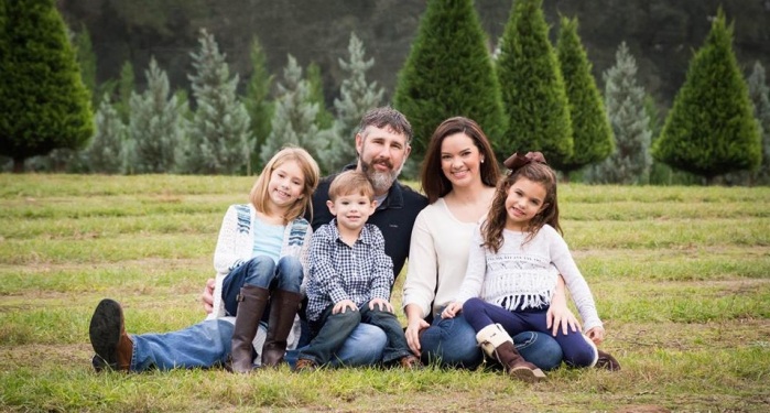 Hombre amordazó a su esposa e hijas para foto navideña y desató la ira de Facebook